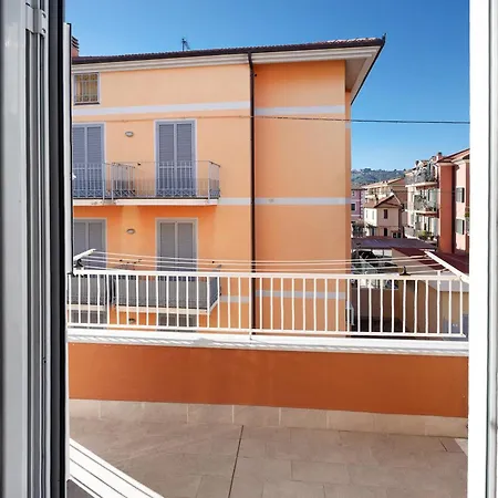 Victoria Lucus Bormani *